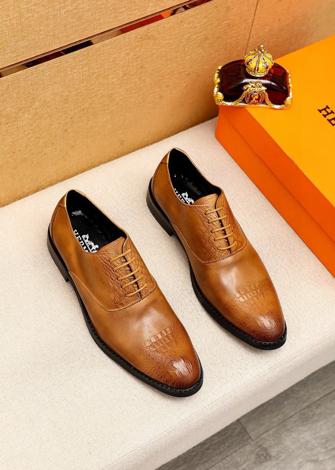 Men's shoes 💰460 💐 Product trademark: HERMES "Hermès" business leather shoes Regular size: 38-44 (45🉑️customized) Product materials: Selected imported first-layer calfskin upper, imported water-dyed 🐂 cowhide lining. Strong three-dimensional visual effect, non-slip and wear-resistant combination outsole Color: 2⃣️colors available